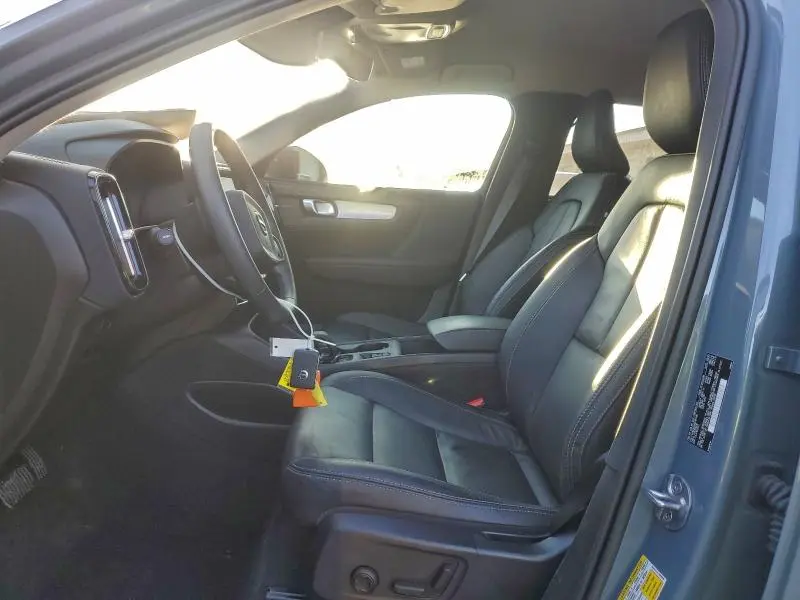 2022 VOLVO XC40 T5 MOMENTUM  