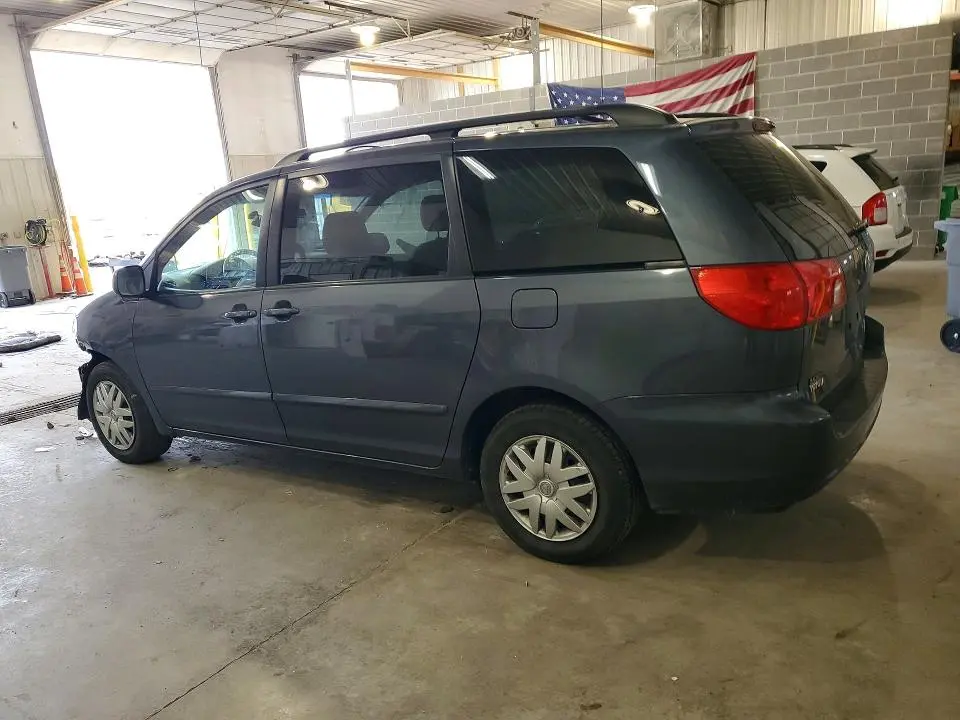 2010 TOYOTA SIENNA LE 8-PASSENGER  
