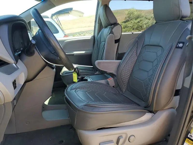 2017 TOYOTA SIENNA LE  