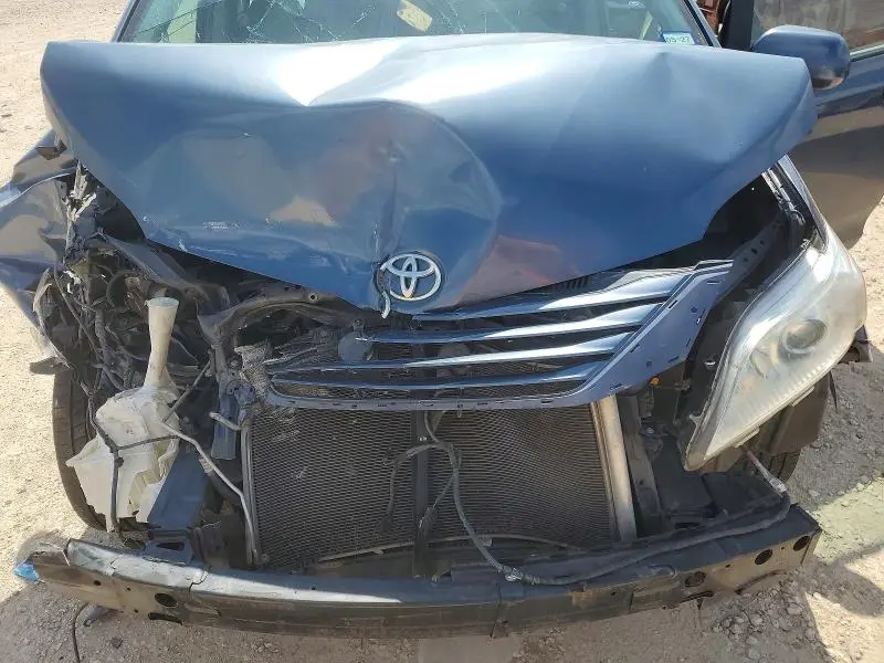 2016 TOYOTA SIENNA LE  
