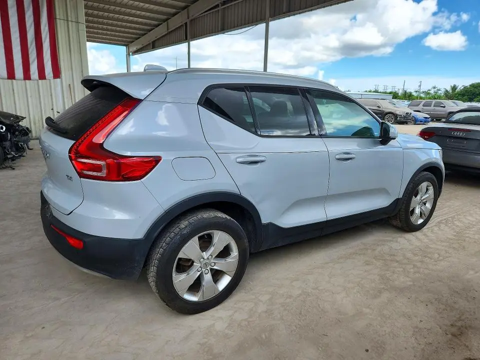 2020 VOLVO XC40 T4 MOMENTUM  