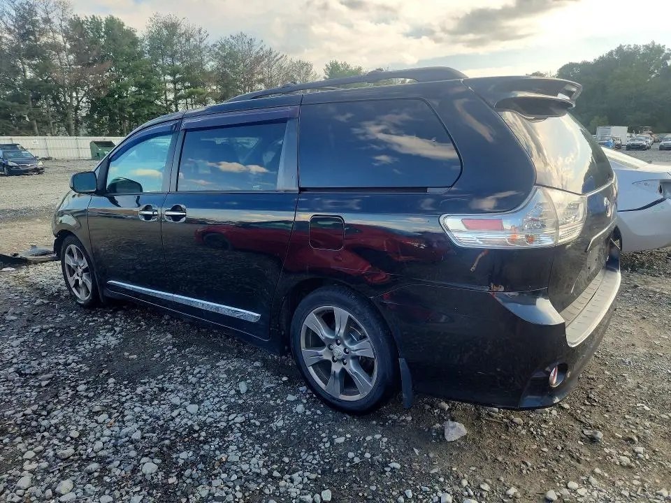 2017 TOYOTA SIENNA SE  