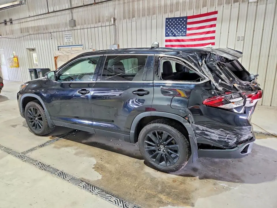 2019 TOYOTA HIGHLANDER SE  