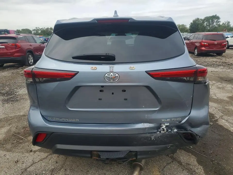 2022 TOYOTA HIGHLANDER XLE  