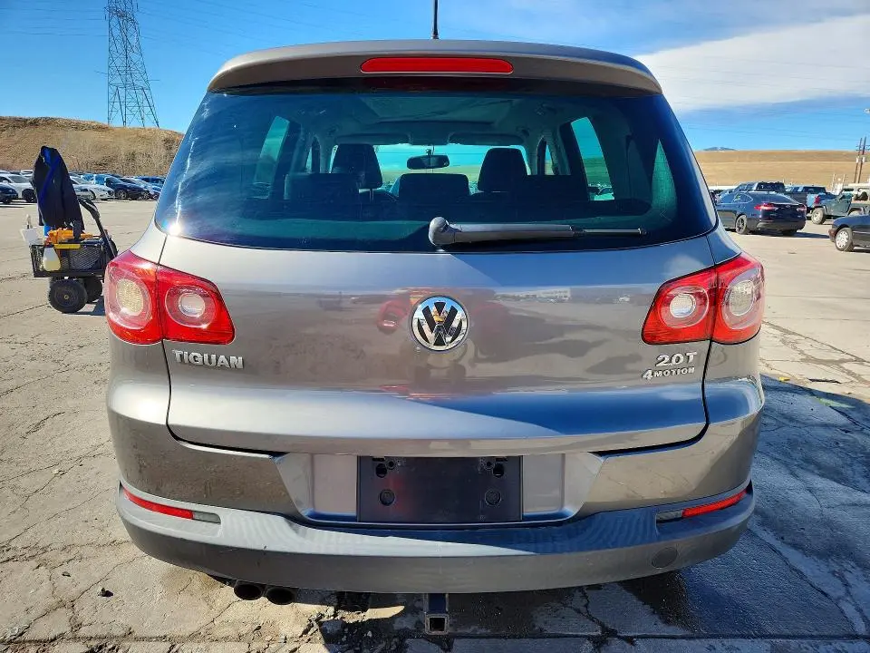2010 VOLKSWAGEN TIGUAN SE  