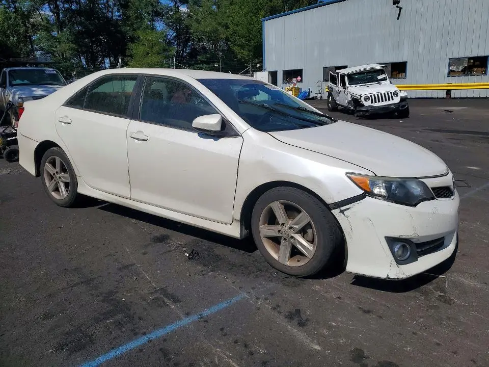 2014 TOYOTA CAMRY SE  