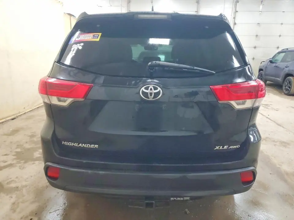 2017 TOYOTA HIGHLANDER SE  