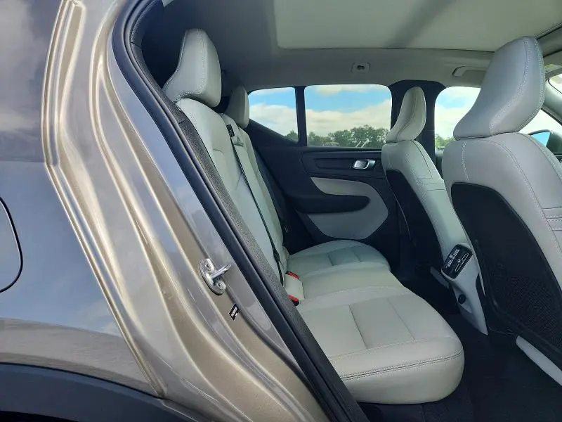 2022 VOLVO XC40 T4 MOMENTUM  