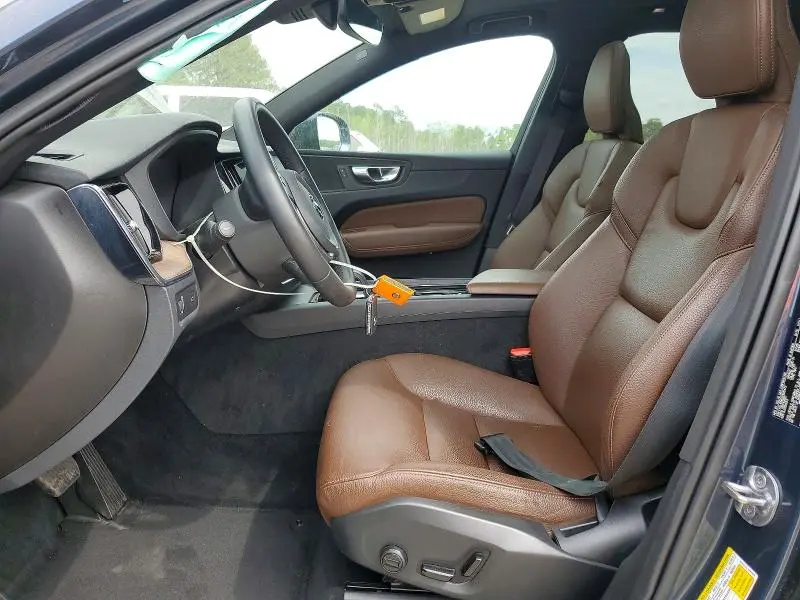 2022 VOLVO XC60 B5 MOMENTUM  