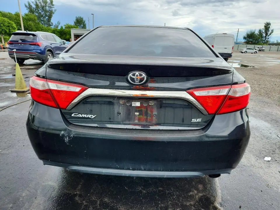 2016 TOYOTA CAMRY SE  