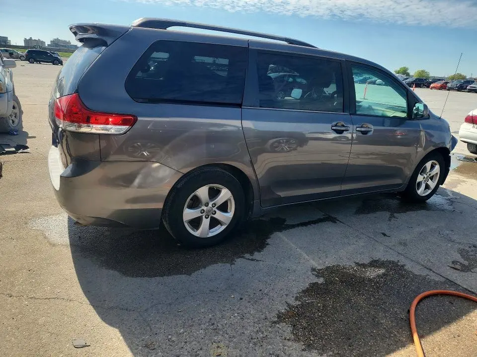 2014 TOYOTA SIENNA LE 8-PASSENGER  