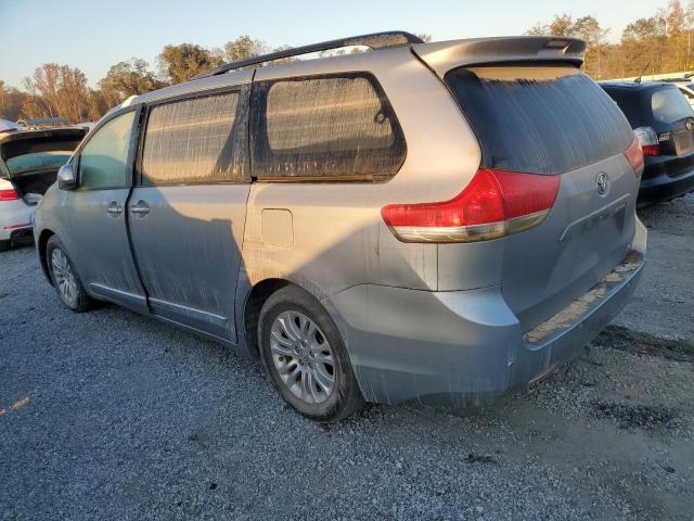 2013 TOYOTA SIENNA XLE