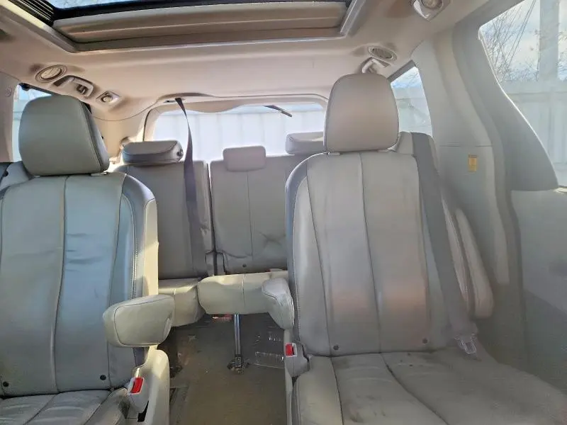 2013 TOYOTA SIENNA XLE  
