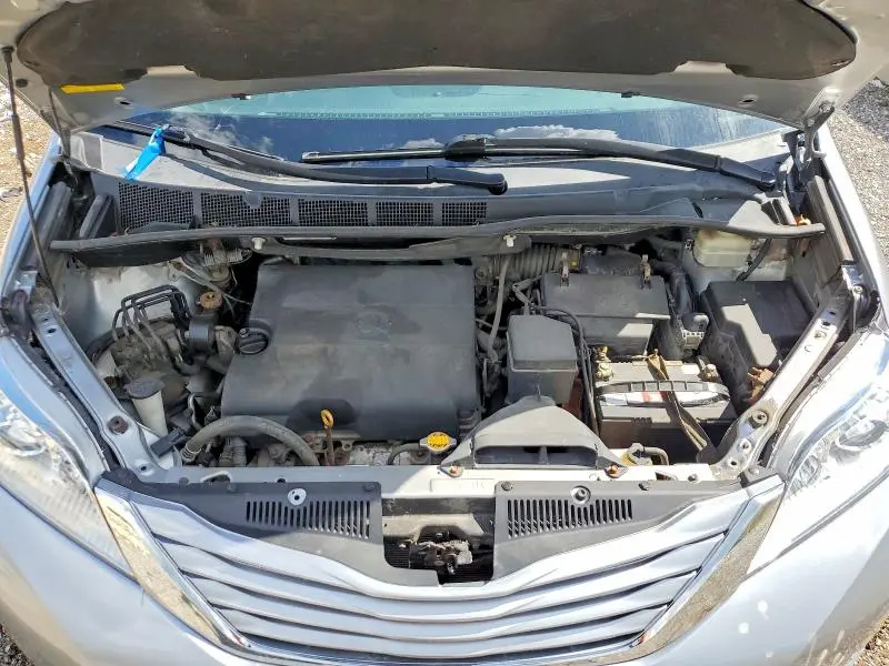2016 TOYOTA SIENNA LE  