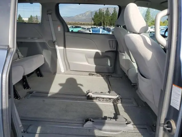 2017 TOYOTA SIENNA LE  