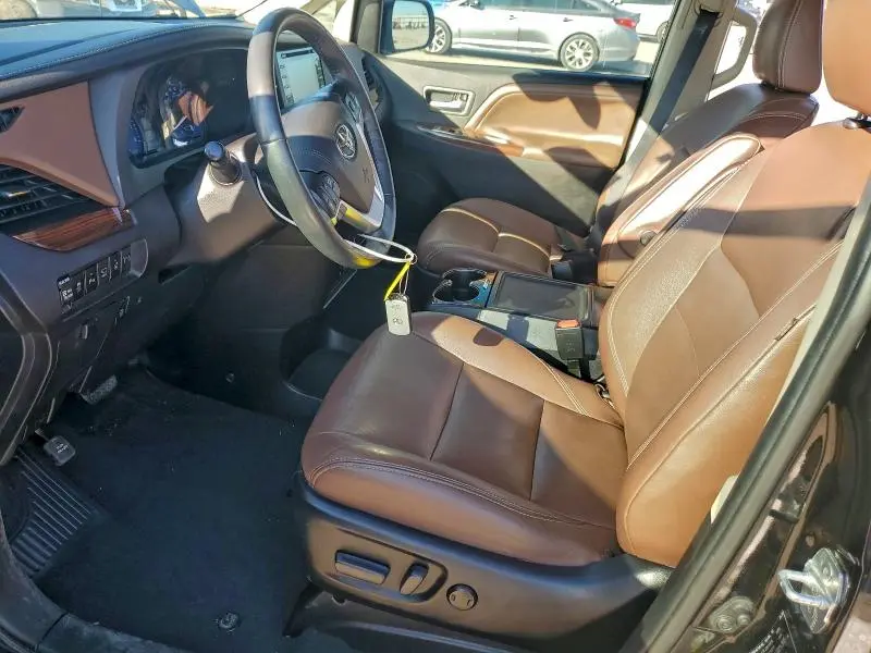 2020 TOYOTA SIENNA XLE  