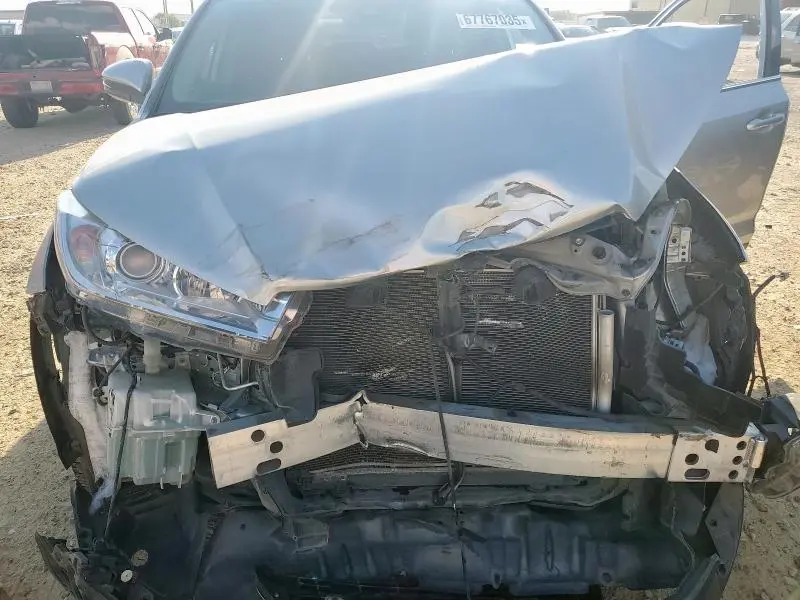 2019 TOYOTA HIGHLANDER SE  
