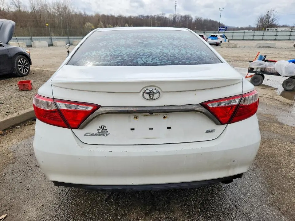 2015 TOYOTA CAMRY SE  