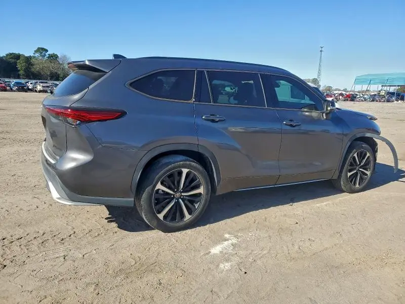 2022 TOYOTA HIGHLANDER XSE  