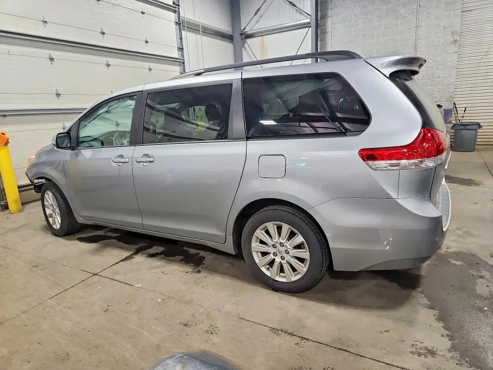 2013 TOYOTA SIENNA LIMITED 7-PASSENGER  