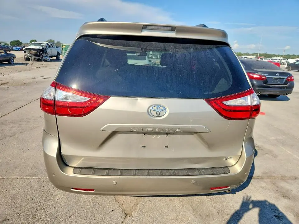 2015 TOYOTA SIENNA XLE 8-PASSENGER  