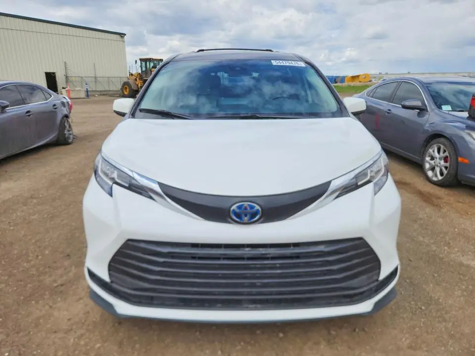 2022 TOYOTA SIENNA LE  