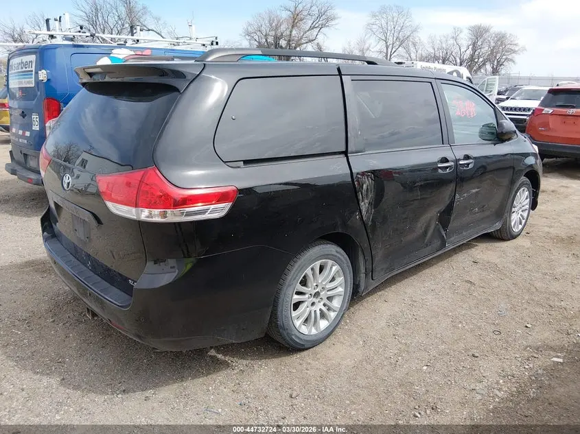 2014 TOYOTA SIENNA XLE V6 8 PASSENGER