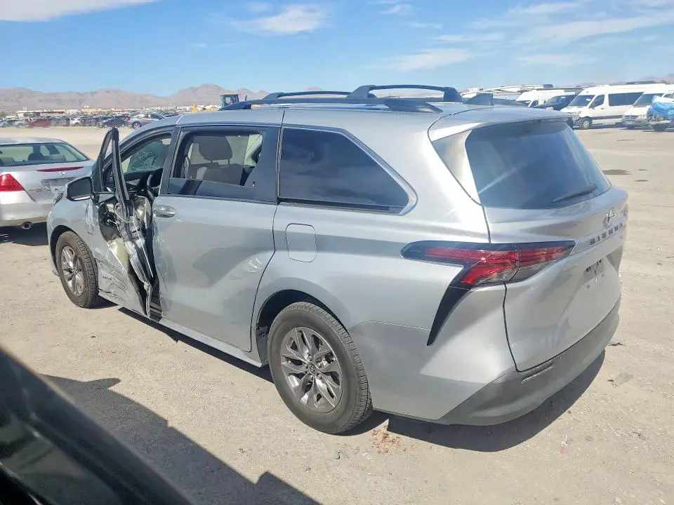 2021 TOYOTA SIENNA LE  
