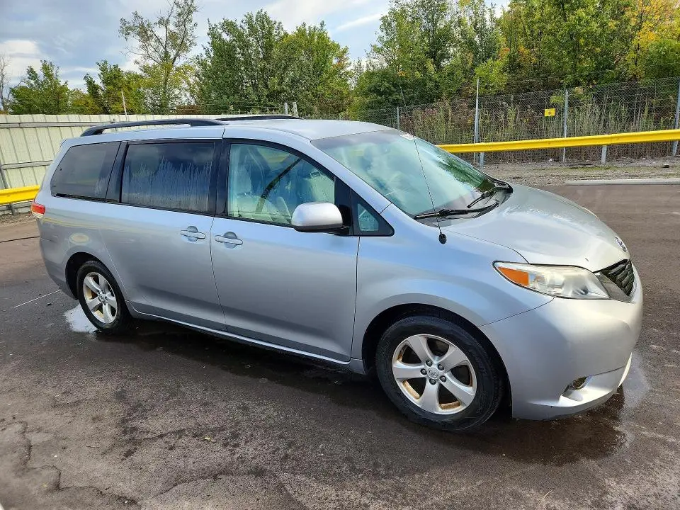 2014 TOYOTA SIENNA LE  