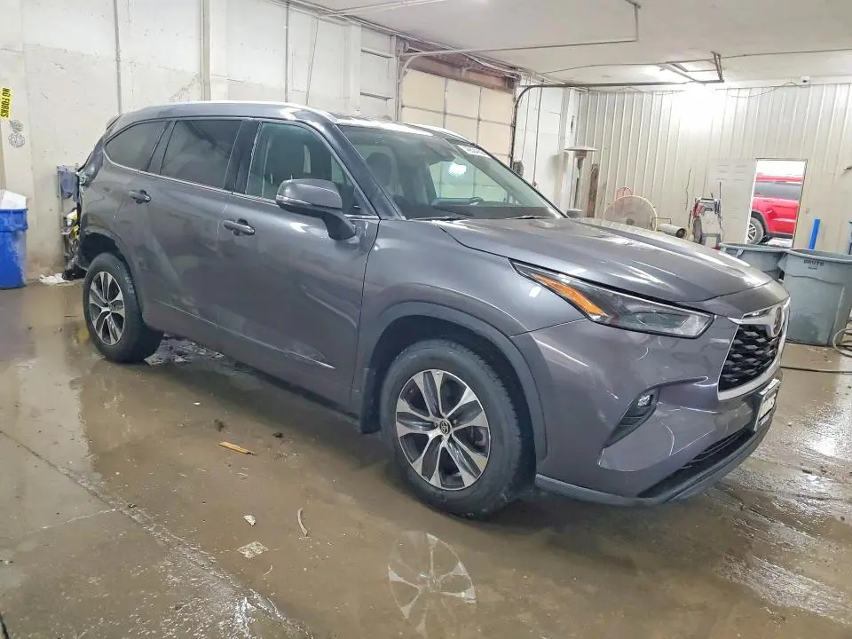 2022 TOYOTA HIGHLANDER XLE  