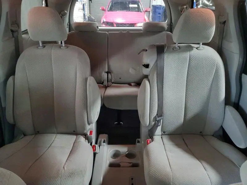 2011 TOYOTA SIENNA LE 8-PASSENGER  
