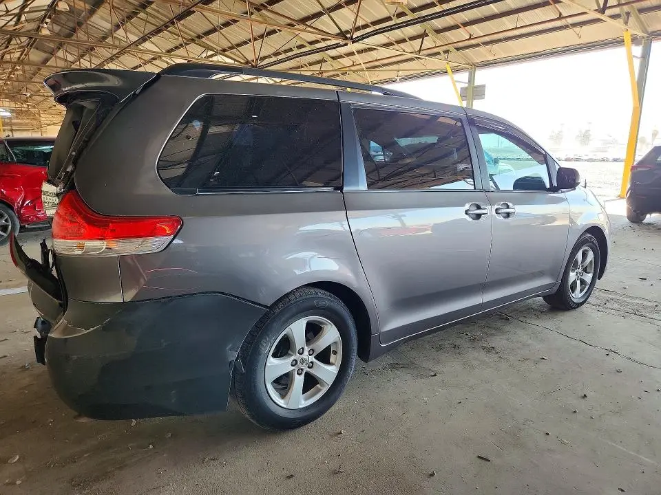 2013 TOYOTA SIENNA LE  