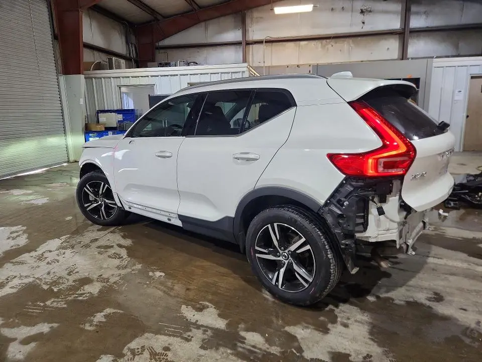 2025 VOLVO XC40 CORE  