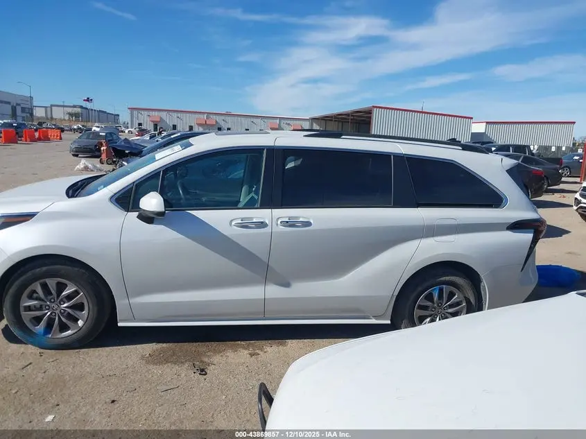 2023 TOYOTA SIENNA XLE