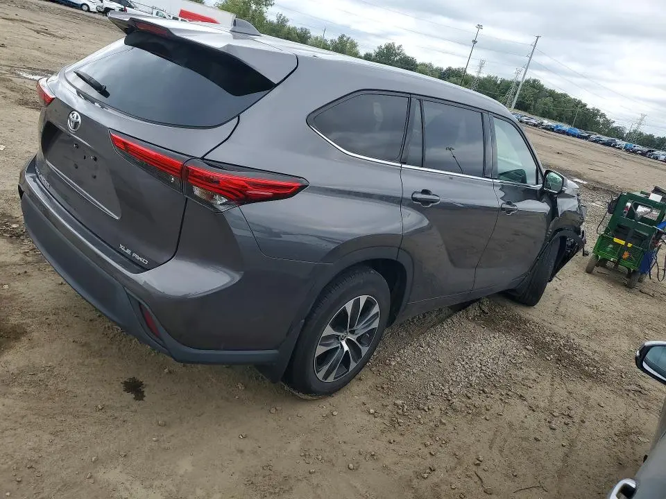 2022 TOYOTA HIGHLANDER XLE  