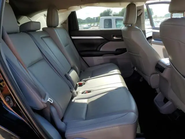 2019 TOYOTA HIGHLANDER SE  