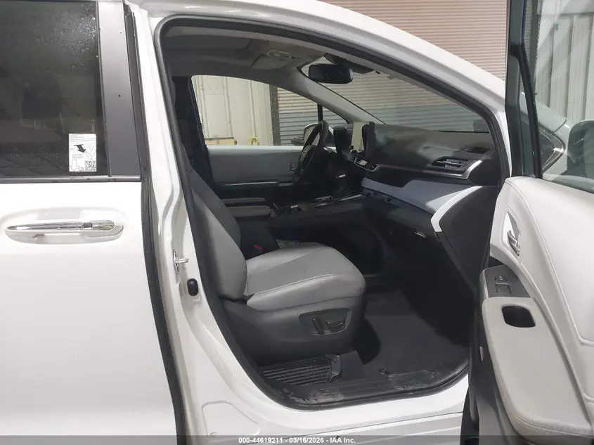 2025 TOYOTA SIENNA XLE