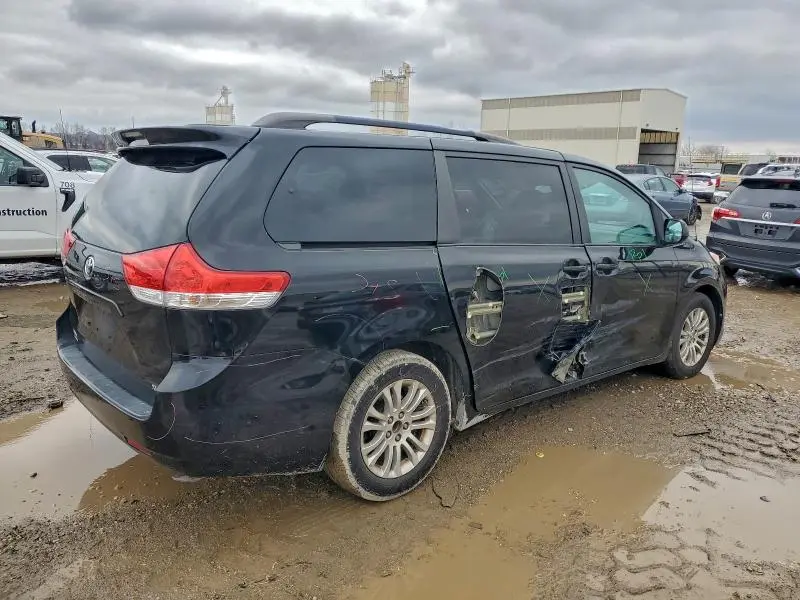 2012 TOYOTA SIENNA XLE  