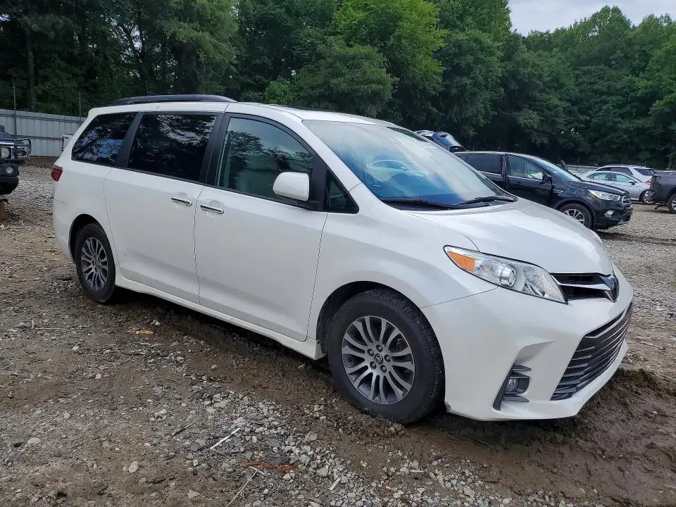 2020 TOYOTA SIENNA XLE 8-PASSENGER  