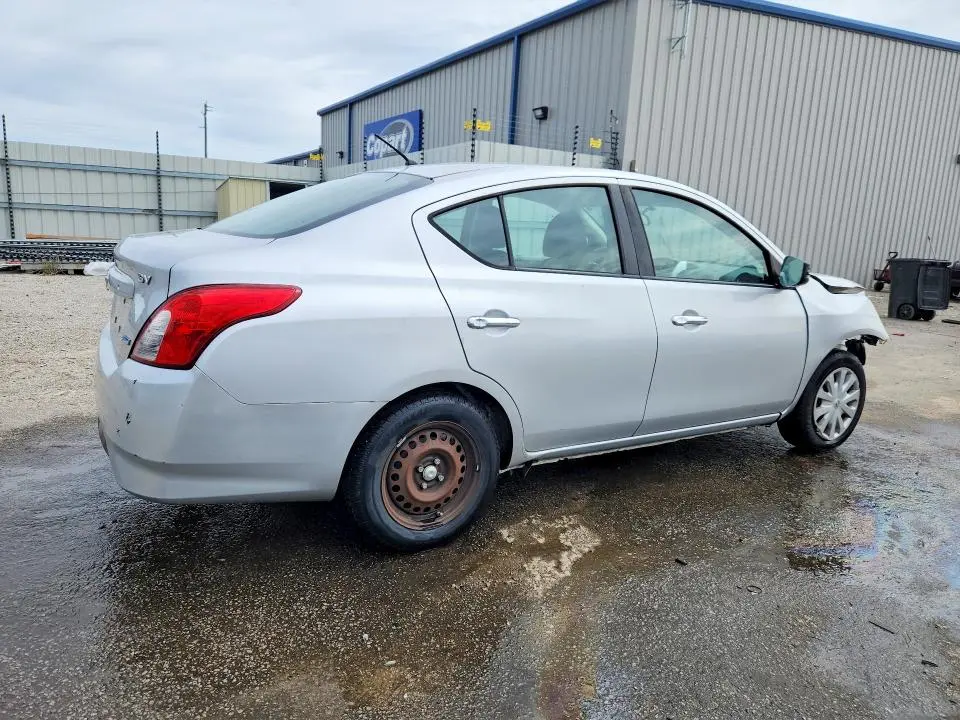 2018 NISSAN VERSA SV  