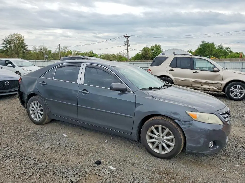 2011 TOYOTA CAMRY XLE V6  