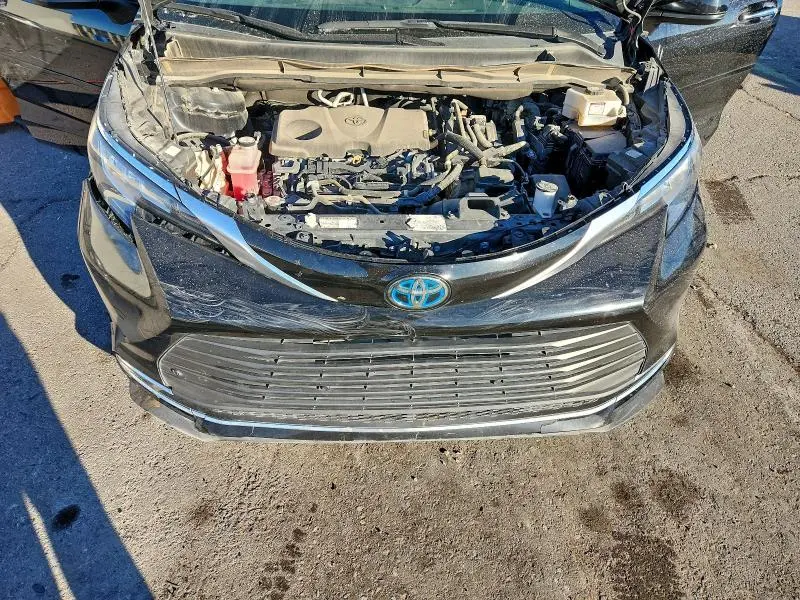 2021 TOYOTA SIENNA XLE  