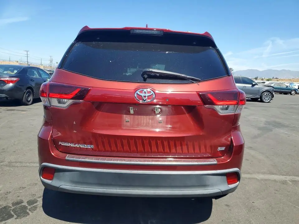 2019 TOYOTA HIGHLANDER SE  