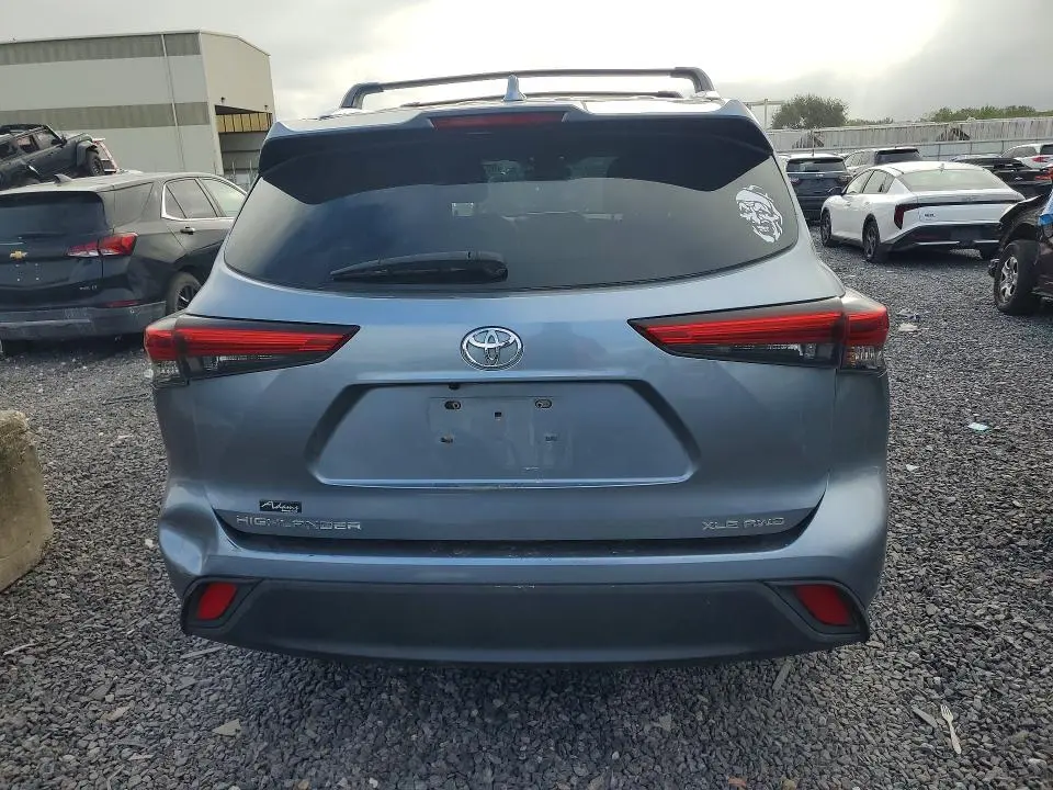 2021 TOYOTA HIGHLANDER XLE  