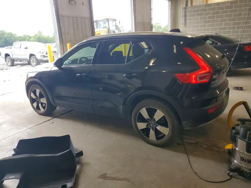 2020 VOLVO XC40 T5 MOMENTUM  