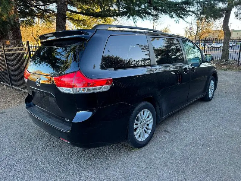 2014 TOYOTA SIENNA XLE 8-PASSENGER  
