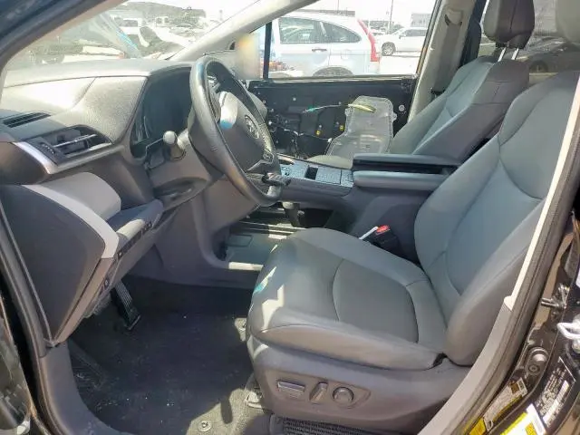 2021 TOYOTA SIENNA XLE  