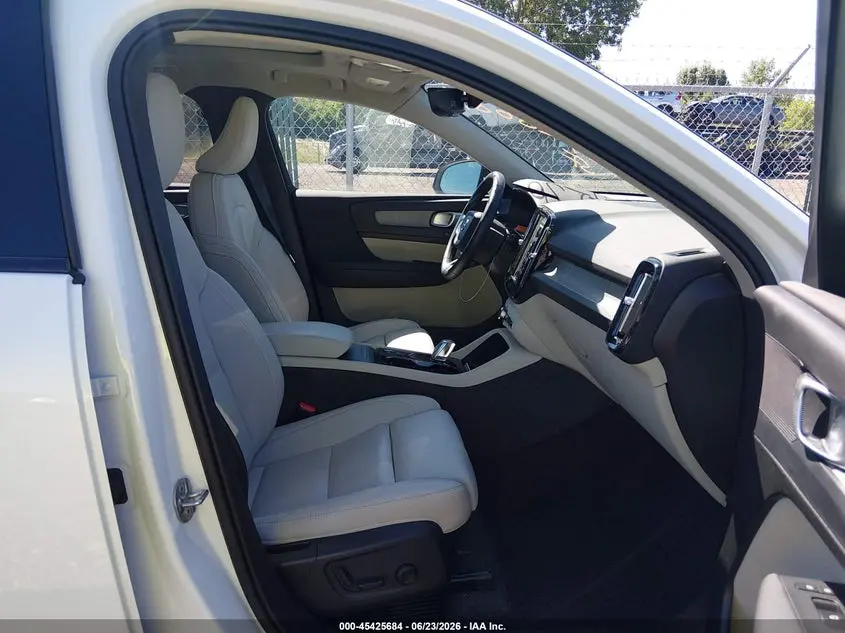 2025 VOLVO XC40 B5 PLUS DARK THEME
