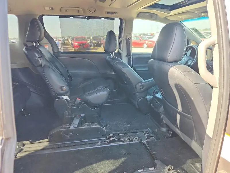2017 TOYOTA SIENNA SE  