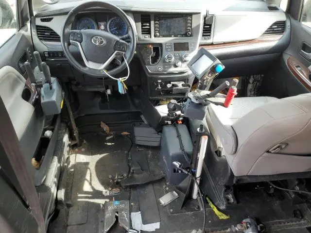 2019 TOYOTA SIENNA XLE  